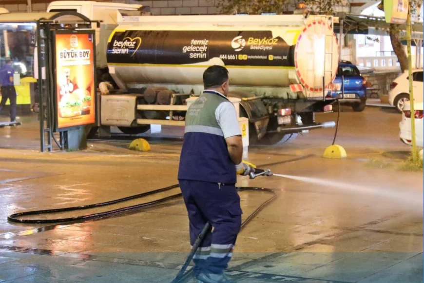 Beykoz Belediyesi gece mesaisiyle Paşabahçe Pazarı’nı ve sokakları yeni güne tertemiz hazırladı