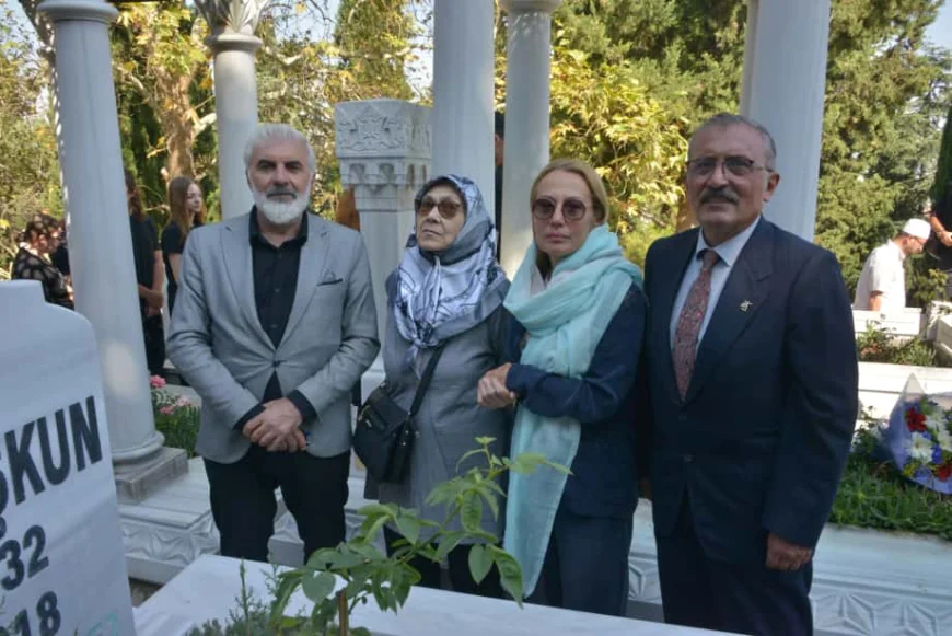 Türk Sanat Müziği’nin efsane ismi Zeki Müren vefatının 29. yılında Bursa’da kabri başında anıldı