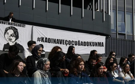 Beykoz’da Yürek Burkan Anma: Medipol Üniversitesi Öğrencileri Ayşenur Halil ve İkbal Uzuner’i Ölüm Yıl Dönümünde Andı