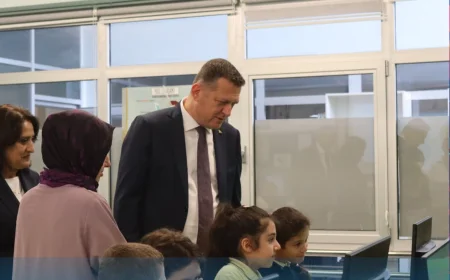 Kaymakam Dr. Fatih Ürkmezer’den İshakağa Ortaokulu’na Ziyaret: “Eğitim, Geleceğin Teminatıdır”