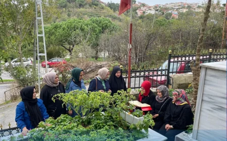 MHP Beykoz Kadın Kollarından Anlamlı Vefa Programı: Şehit Kabirlerinde Temizlik, Dua ve Kur’an Tilavetiyle Aziz Hatıralar Yaşatıldı