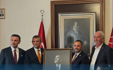 Beykoz’da Gündem Olan Atatürk Portresi, CHP Genel Başkanı Özgür Özel’e Takdim Edildi