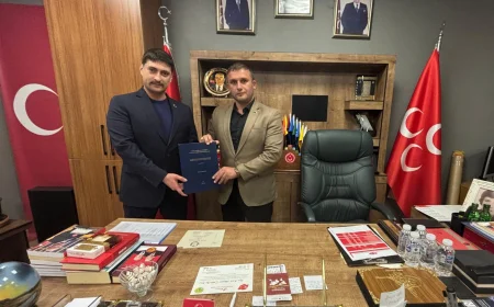 MHP Beykoz İlçe Teşkilatında Ömer Faruk İnce Akademik Tezini Başkan Emre Çömlekçi’ye Takdim Ederek Teşkilat Kütüphanesine Hediye Etti