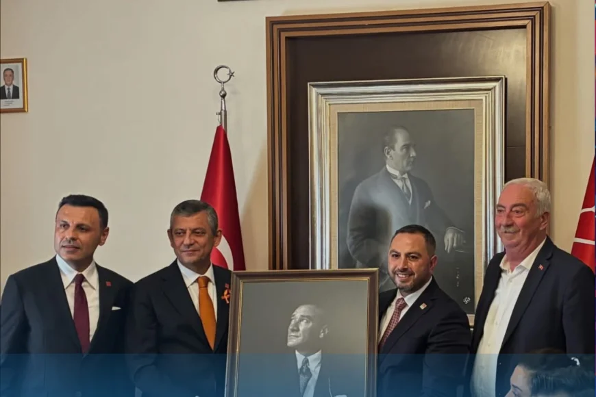 Beykoz’da Gündem Olan Atatürk Portresi, CHP Genel Başkanı Özgür Özel’e Takdim Edildi