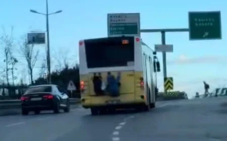 Beykoz’da Yürekleri Ağıza Getiren Olay Göksu Kavacık Hattında İki Çocuk Otobüsün Arka Kapağına Tutundu