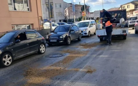 Beykoz Belediyesi Soğuksu Mahallesi’nde Buzlanmaya Karşı Kumlama Çalışmalarını Artırdı