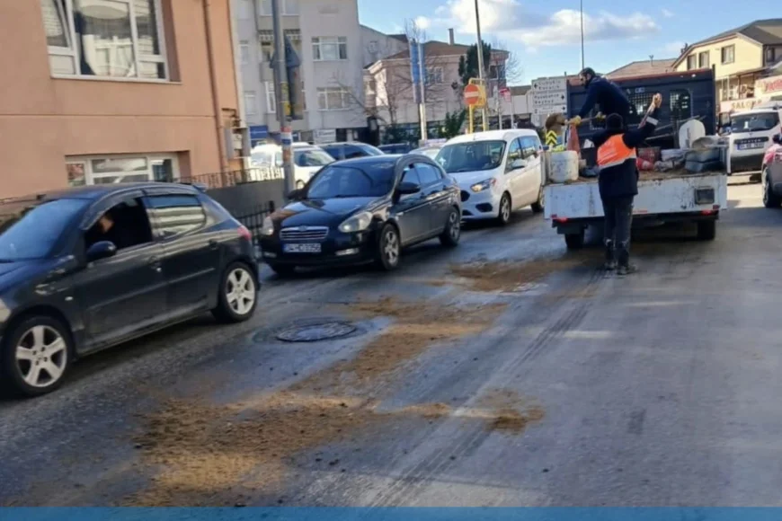 Beykoz Belediyesi Soğuksu Mahallesi’nde Buzlanmaya Karşı Kumlama Çalışmalarını Artırdı