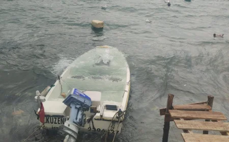 Beykoz Sahilinde Kuvvetli Fırtına Etkili Oldu: Bağlı Bulunan Bot Öğle Saatlerinde Battı