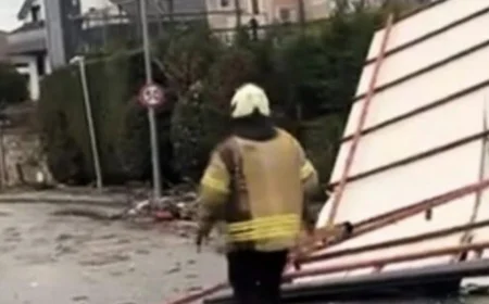 Beykoz’da fırtına ve sağanak etkili oldu: Çatılar uçtu, ağaçlar devrildi, yollar suyla doldu
