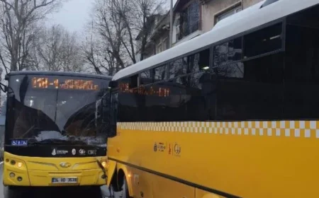 Beykoz Yalıköy’de Çayır Caddesi’nde İETT Otobüsleri Kafa Kafaya Çarpıştı 7 Kişi Yaralandı