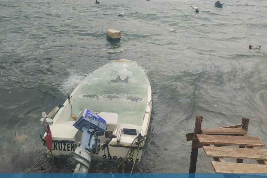 Beykoz Sahilinde Kuvvetli Fırtına Etkili Oldu: Bağlı Bulunan Bot Öğle Saatlerinde Battı