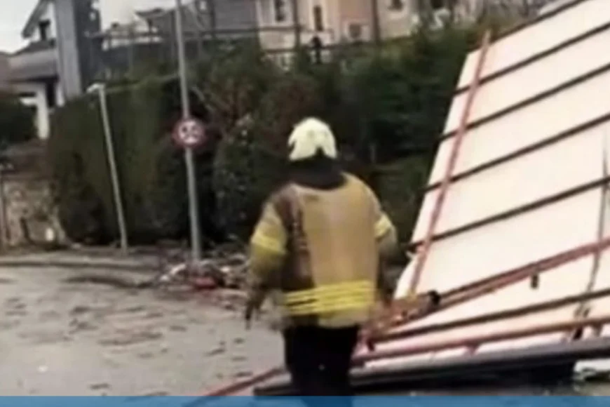 Beykoz’da fırtına ve sağanak etkili oldu: Çatılar uçtu, ağaçlar devrildi, yollar suyla doldu