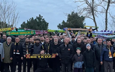 TRİBÜNLER HZ. YUŞA TEPESİ’NDE BULUŞTU: FARKLI RENKLER AYNI SAFTA ORTAK DUA VE KARDEŞLİK MESAJI