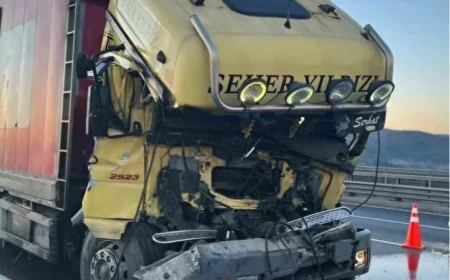 Beykoz Riva Kavşağı’nda Kamyon TIR’a Saplandı: Sürücü Ağır Yaralı Olarak Kurtarıldı