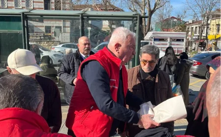CHP Beykoz İlçe Başkanlığı Ramazan Dayanışması Kapsamında Paşabahçe ve İncirköy’de Vatandaşlara Pide Dağıttı