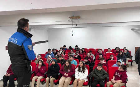 Beykoz İlçe Emniyet Müdürlüğü Öğrencilere “Geleceğe Atılan Güvenli Adımlar” Semineriyle Güvenli Gelecek Eğitimi Verdi