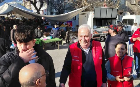 CHP Beykoz İlçe Başkanı Aydın Düzgün: “Dayanışmayı Sokakta Büyütüyoruz” Kavacık Pazarında Ramazan Pidesi İkramı