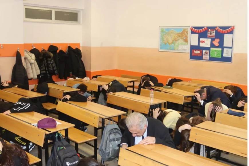 Beykoz’da Deprem Bilinci İçin Tatbikat Düzenlendi: “Çök–Kapan–Tutun” Okullarda Uygulamalı Gösterildi
