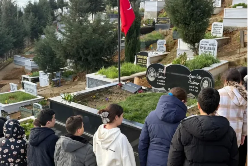 Beykoz İlçe Millî Eğitim Müdürlüğü Deprem Şehidi Öğretmen Ayşe Eda Özdemir’i Mezarı Başında Andı