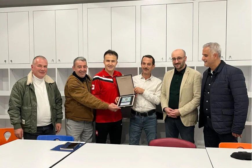 Ankara’daki Türkiye Taekwondo Poomsae Şampiyonası’nda Türkiye İkincisi Olan Yaşar Aydınoğlu’na Beykoz’da Plaket Takdimi