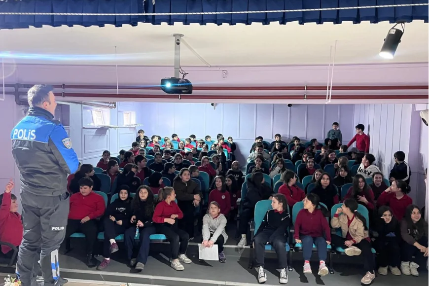 Beykoz İlçe Emniyet Müdürlüğü Öğrencilere Güvenli İnternet ve Akran Zorbalığı Semineri Verdi
