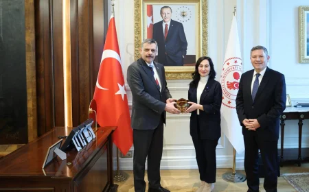 BEYKOZ BELEDİYESİ BAŞKAN VEKİLİ ÖZLEM VURAL GÜRZEL ANKARA’DA İÇİŞLERİ BAKANI MUSTAFA ÇİFTÇİ’Yİ ZİYARET ETTİ