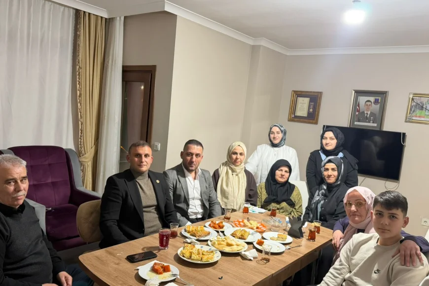 MHP Beykoz İlçe Başkanı Emre Çömlekçi Şehit Jandarma Uzman Onbaşı Kemal Zeren’in Ailesiyle Ramazan Sofrasında Buluştu
