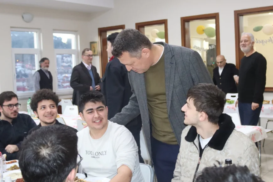 Beykoz’da Anlamlı İftar: Kaymakam Faik Ürkmezer Öğrencilerle Aynı Sofrada