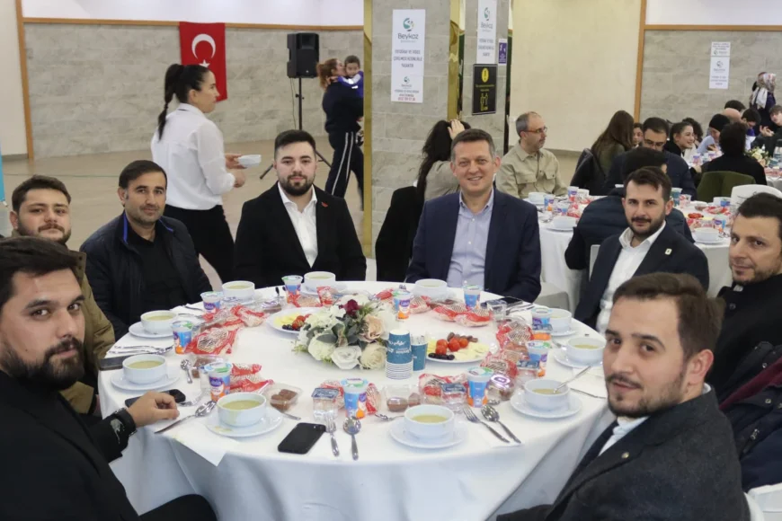 TÜGVA Beykoz’un İftar Programında Protokol ve Gençler Aynı Sofrada Buluştu