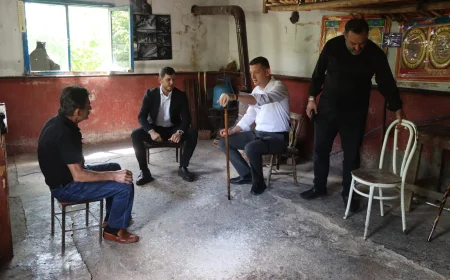 Beykoz Kaymakamı Dr. Fatih Ürkmezer, 40 yıllık baston ustası Mehmet Bozkurt’un Dereseki’deki atölyesini ziyaret etti