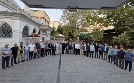 Çekmeköy’de aileler sabah namazında buluştu, siyasi parti ilçe teşkilatları programa katıldı