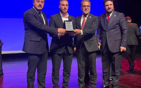 Yeniden Refah Partisi Beykoz Gençlik Kolları Başkanı Batuhan Aktaş’a çalışmalarından dolayı plaket verildi