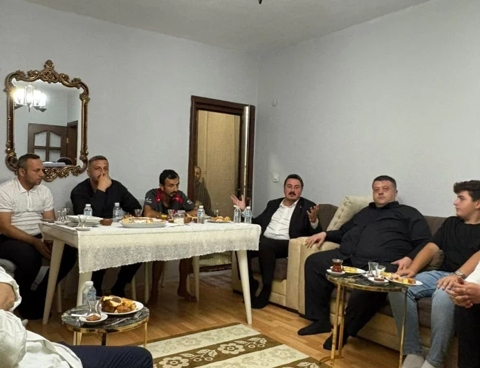 Yeniden Refah Partisi Genel Merkez Gençlik Kolları Başkanı Selçuk Efe Beykoz’da vatandaşlarla buluştu