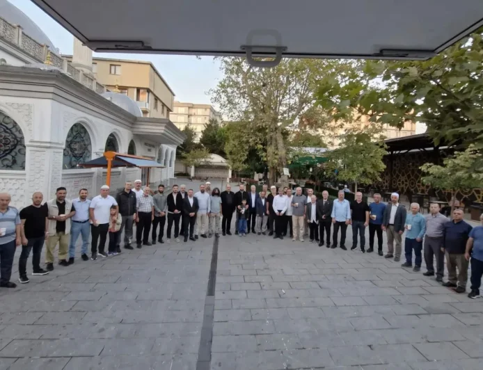 Çekmeköy’de aileler sabah namazında buluştu, siyasi parti ilçe teşkilatları programa katıldı