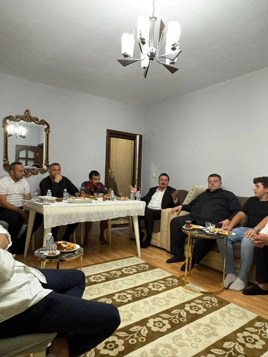 Yeniden Refah Partisi Genel Merkez Gençlik Kolları Başkanı Selçuk Efe Beykoz’da vatandaşlarla buluştu