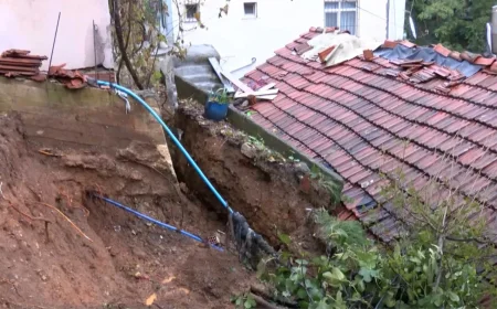 Beykoz’da Şiddetli Yağış İstinat Duvarını Yıktı, Toprak Kayması Riski Nedeniyle 3 Katlı Bina Tahliye Ediliyor