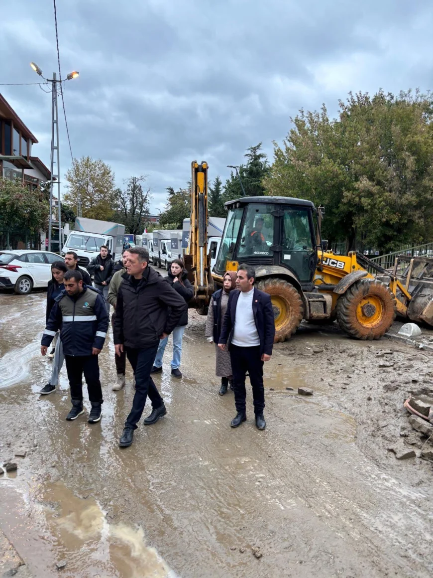 Beykoz Kaymakamı Dr. Fatih Ürkmezer Şiddetli Yağış Sonrası Sahaya İndi, Su Baskınından Etkilenen Vatandaşları Ziyaret Etti