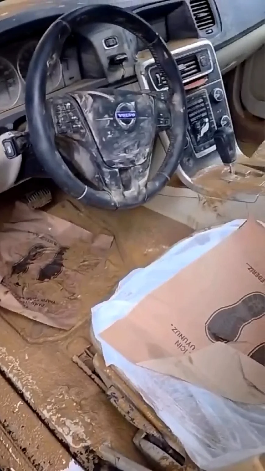 Beykoz’da Sağanak Sonrası Sel Felaketi Aracı Kullanılamaz Hale Getirdi, Mağduriyet Görüntülere Yansıdı